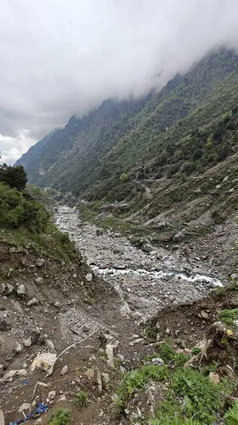 Himalaya dağlarının sisli güzel manzaralı akıntısı