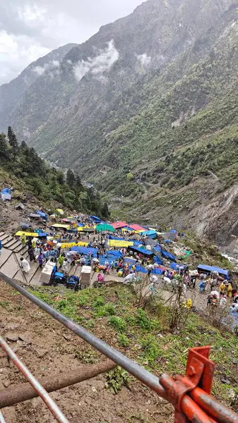 Mandakini nehrinin kıyısındaki Lord Shiva 'ya adanmış 354 metre yükseklikteki Kedarnath Tapınağı' nın ünlü hac bölgesine doğru yol alan insanlar için çadırlar.