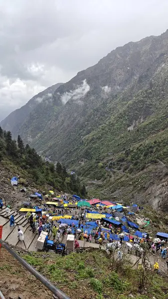 Mandakini nehrinin kıyısındaki Lord Shiva 'ya adanmış 354 metre yükseklikteki Kedarnath Tapınağı' nın ünlü hac bölgesine doğru yol alan insanlar için çadırlar.