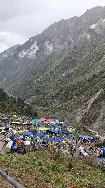 Mandakini nehrinin kıyısındaki Lord Shiva 'ya adanmış 354 metre yükseklikteki Kedarnath Tapınağı' nın ünlü hac bölgesine doğru yol alan insanlar için çadırlar.