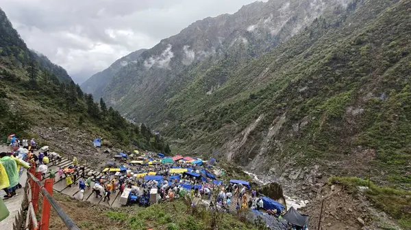 Mandakini nehrinin kıyısındaki Lord Shiva 'ya adanmış 354 metre yükseklikteki Kedarnath Tapınağı' nın ünlü hac bölgesine doğru yol alan insanlar için çadırlar.