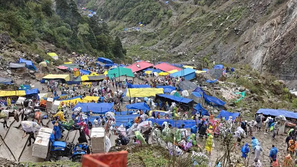 Mandakini nehrinin kıyısındaki Lord Shiva 'ya adanmış 354 metre yükseklikteki Kedarnath Tapınağı' nın ünlü hac bölgesine doğru yol alan insanlar için çadırlar.