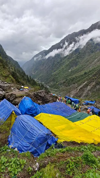 Mandakini nehrinin kıyısındaki Lord Shiva 'ya adanmış 354 metre yükseklikteki Kedarnath Tapınağı' nın ünlü hac bölgesine doğru yol alan insanlar için çadırlar.