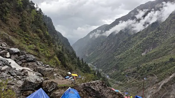 Mandakini nehrinin kıyısındaki Lord Shiva 'ya adanmış 354 metre yükseklikteki Kedarnath Tapınağı' nın ünlü hac bölgesine doğru yol alan insanlar için çadırlar.