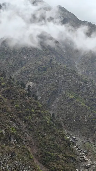 Himalaya dağlarının sisli güzel manzarası