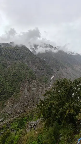 Himalaya dağlarının sisli güzel manzarası