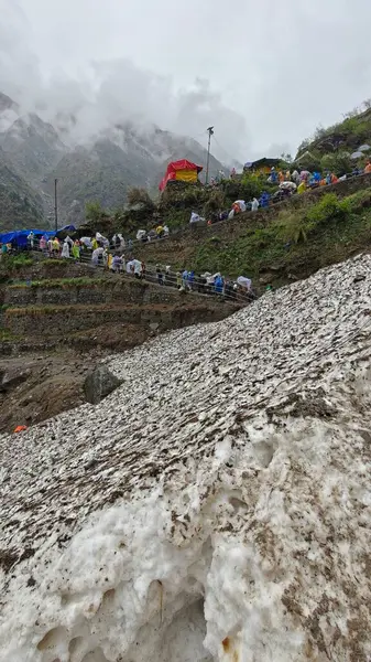 İnsanlar, Mandakini nehrinin kıyısındaki Lord Shiva 'ya adanmış 3584 metre yükseklikteki Kedarnath Tapınağı' nın ünlü hac bölgesine doğru yürüyorlar.