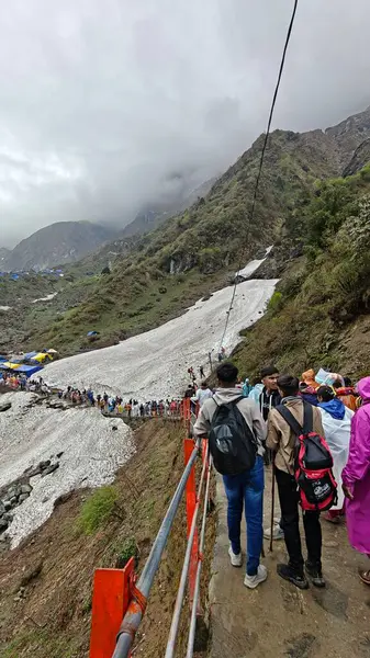 İnsanlar, Mandakini nehrinin kıyısındaki Lord Shiva 'ya adanmış 3584 metre yükseklikteki Kedarnath Tapınağı' nın ünlü hac bölgesine doğru yürüyorlar.
