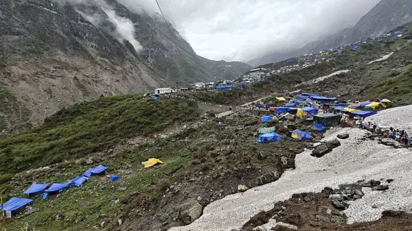 İnsanlar, Mandakini nehrinin kıyısındaki Lord Shiva 'ya adanmış 3584 metre yükseklikteki Kedarnath Tapınağı' nın ünlü hac bölgesine doğru yürüyorlar.
