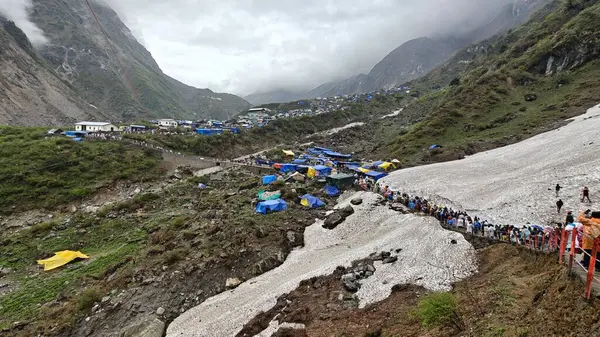 Mandakini nehrinin kıyısındaki Lord Shiva 'ya adanmış 354 metre yükseklikteki Kedarnath Tapınağı' nın ünlü hac bölgesine doğru yol alan insanlar için çadırlar.