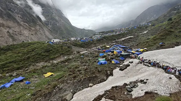 Mandakini nehrinin kıyısındaki Lord Shiva 'ya adanmış 354 metre yükseklikteki Kedarnath Tapınağı' nın ünlü hac bölgesine doğru yol alan insanlar için çadırlar.
