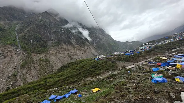 Mandakini nehrinin kıyısındaki Lord Shiva 'ya adanmış 354 metre yükseklikteki Kedarnath Tapınağı' nın ünlü hac bölgesine doğru yol alan insanlar için çadırlar.