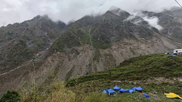 Mandakini nehrinin kıyısındaki Lord Shiva 'ya adanmış 354 metre yükseklikteki Kedarnath Tapınağı' nın ünlü hac bölgesine doğru yol alan insanlar için çadırlar.