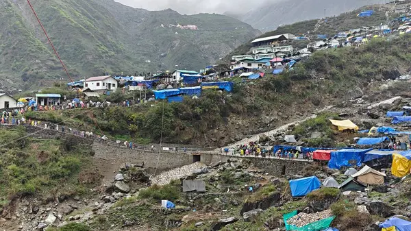 İnsanlar, Mandakini nehrinin kıyısındaki Lord Shiva 'ya adanmış 3584 metre yükseklikteki Kedarnath Tapınağı' nın ünlü hac bölgesine doğru yürüyorlar.