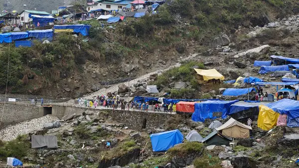 İnsanlar, Mandakini nehrinin kıyısındaki Lord Shiva 'ya adanmış 3584 metre yükseklikteki Kedarnath Tapınağı' nın ünlü hac bölgesine doğru yürüyorlar.