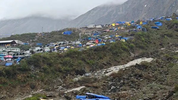 Dükkanları olan sisli dağların güzel manzarası, Kedarnath Tapınağı Yolu 'ndaki Shiva fanatikleri için oteller.