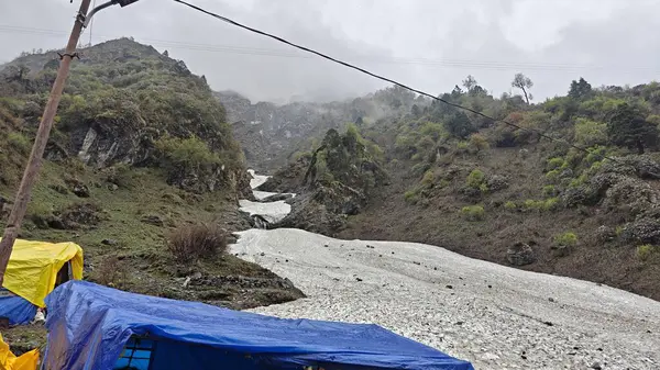 Mandakini nehrinin kıyısındaki Lord Shiva 'ya adanmış 354 metre yükseklikteki Kedarnath Tapınağı' nın ünlü hac bölgesine doğru yol alan insanlar için çadırlar.