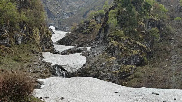 Himalaya dağlarının güzel manzarası. Kayalıklarda kar var.