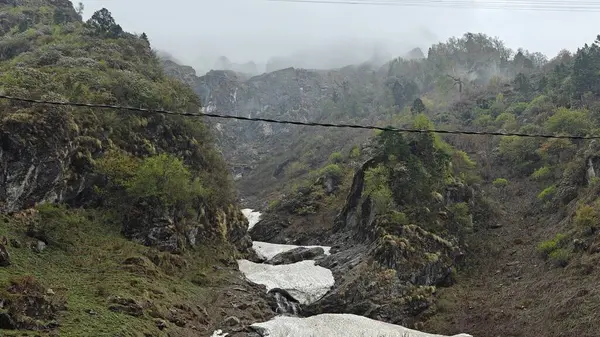 Himalaya dağlarının güzel manzarası. Kayalıklarda kar var.