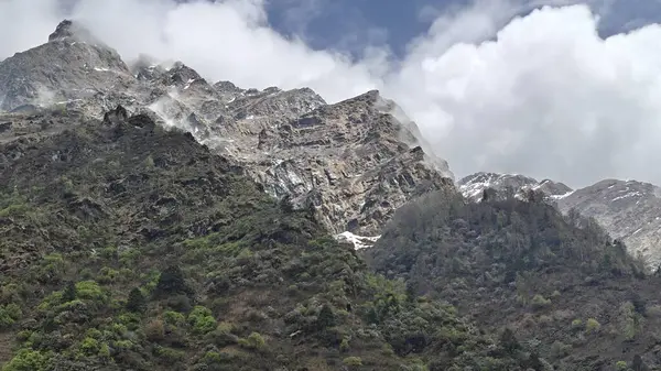 Himalaya dağlarının güzel manzarası ve bulutlu mavi gökyüzü 
