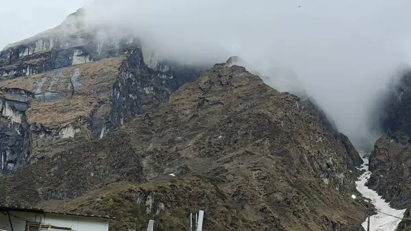 Himalaya dağlarının sisli ve karlı güzel manzarası 