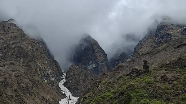 Himalaya dağlarının sisli ve karlı güzel manzarası 