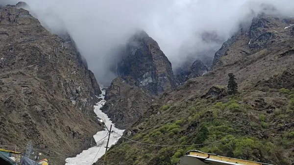 Himalaya dağlarının sisli ve karlı güzel manzarası 