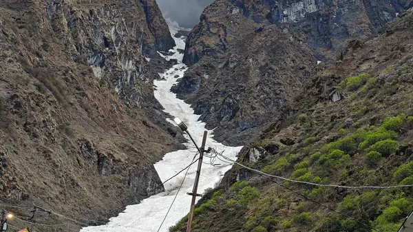 Himalaya dağlarının güzel manzarası. Kayalıklarda kar var.