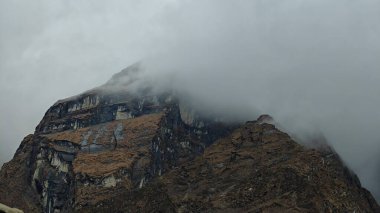 Himalaya dağlarının sisle kaplı güzel manzarası