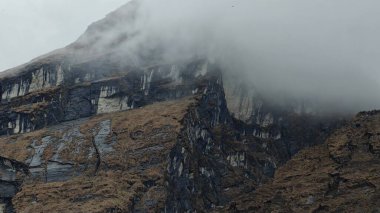 Himalaya dağlarının sisle kaplı güzel manzarası