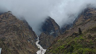 Hindistan 'daki Himalaya dağlarının güzel manzarası