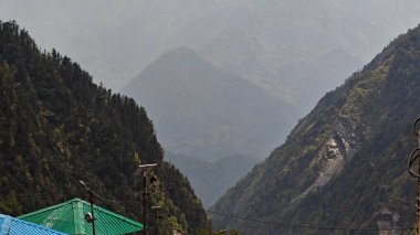 Himalaya dağlarının sisle kaplı güzel manzarası