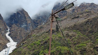 Himalaya dağlarının sisli güzel manzarası