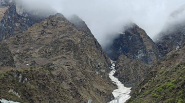 Himalaya dağlarının sisli güzel manzarası