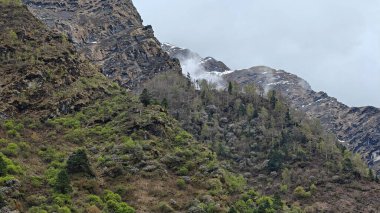 Himalaya dağlarının sisli güzel manzarası