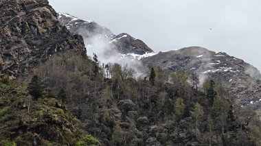 Himalaya dağlarının sisli güzel manzarası