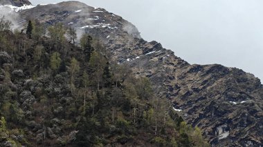Himalaya dağlarının sisli güzel manzarası