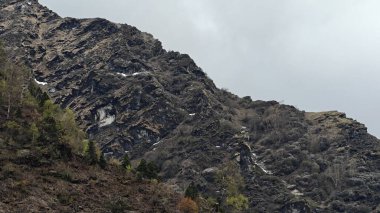 Himalaya dağlarının sisli güzel manzarası