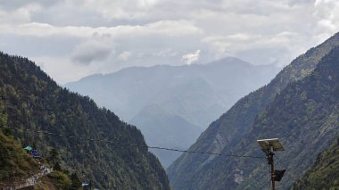 Himalaya dağlarının sisli güzel manzarası