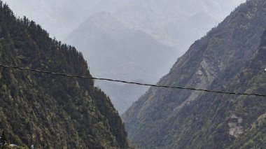 Himalaya dağlarının sisli güzel manzarası