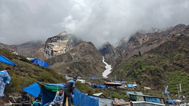 İnsanlar, Mandakini nehrinin kıyısındaki Lord Shiva 'ya adanmış 3584 metre yükseklikteki Kedarnath Tapınağı' nın ünlü hac bölgesine doğru yürüyorlar.
