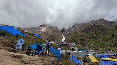 İnsanlar, Mandakini nehrinin kıyısındaki Lord Shiva 'ya adanmış 3584 metre yükseklikteki Kedarnath Tapınağı' nın ünlü hac bölgesine doğru yürüyorlar.