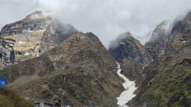Himalaya dağlarının sisli güzel manzarası
