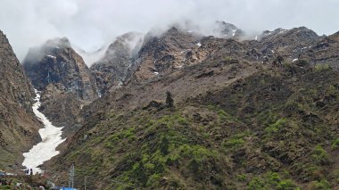 Himalaya dağlarının sisli güzel manzarası