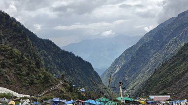 Mandakini nehrinin kıyısındaki Lord Shiva 'ya adanmış 354 metre yükseklikteki Kedarnath Tapınağı' nın ünlü hac bölgesine doğru yol alan insanlar için çadırlar.