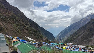 Mandakini nehrinin kıyısındaki Lord Shiva 'ya adanmış 354 metre yükseklikteki Kedarnath Tapınağı' nın ünlü hac bölgesine doğru yol alan insanlar için çadırlar.