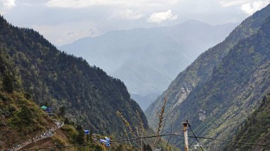 Mandakini nehrinin kıyısındaki Lord Shiva 'ya adanmış 354 metre yükseklikteki Kedarnath Tapınağı' nın ünlü hac bölgesine doğru yol alan insanlar için çadırlar.