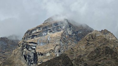 Himalaya dağlarının gri kayalık yüzeyi