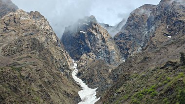 Hindistan 'daki Himalaya dağlarının güzel manzarası