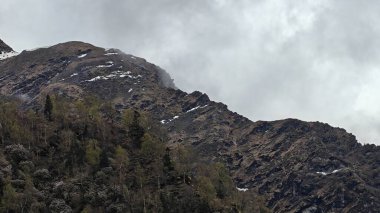 Himalaya dağlarının sisle kaplı güzel manzarası